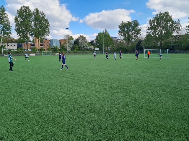Voetballen tegen de Voetbalwerkplaats